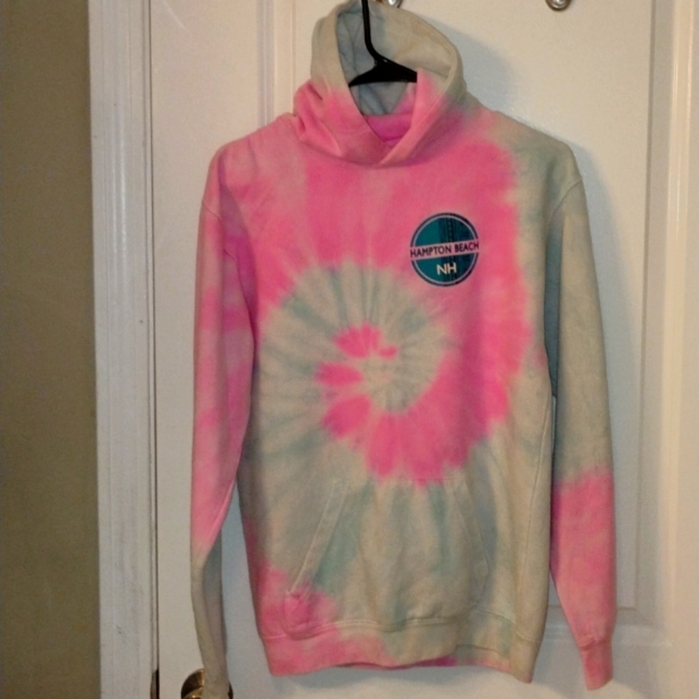 Tye dye hoodie says "Hampton Beach)